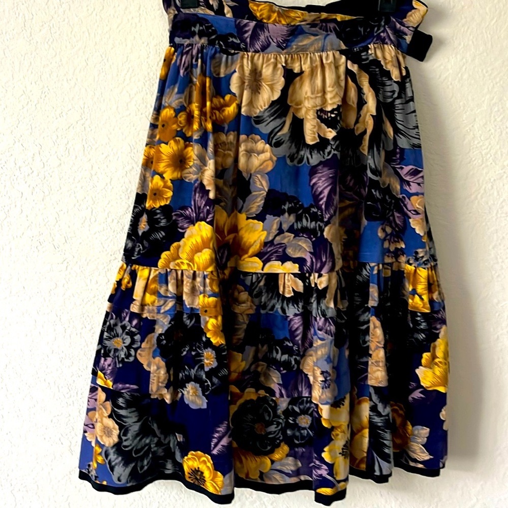 Vintage KENZO PURPLE VELVET FLORAL Skirt
Size 38  Floral 1980's Kenzo Paris